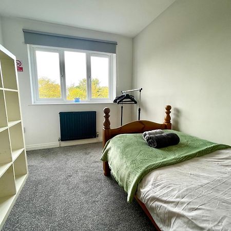 Large 5 Bed Detached House Near Stansted Airport With Parking For 2 Vehicles! Stansted Stays Stansted Mountfitchet Exterior photo