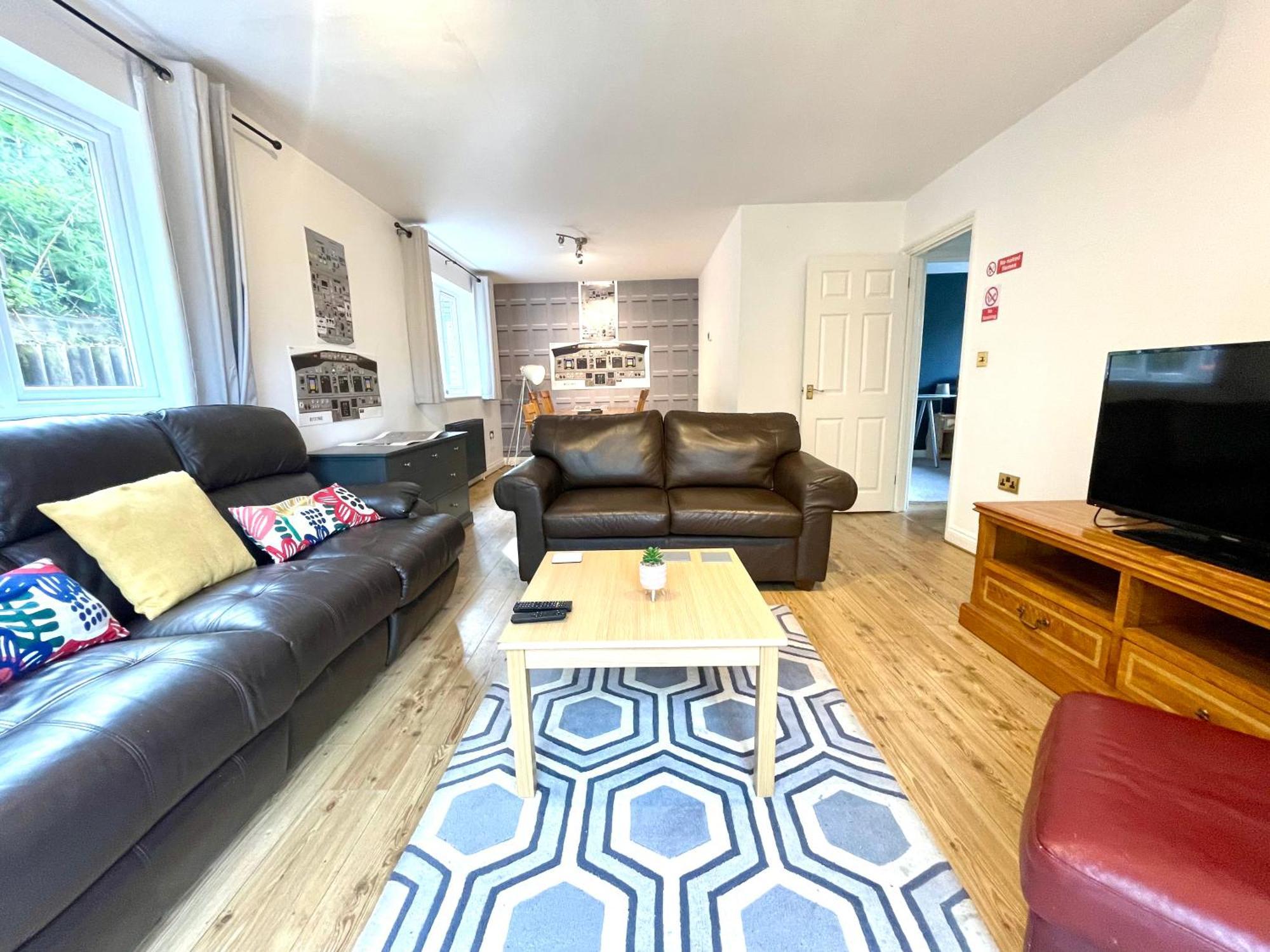 Large 5 Bed Detached House Near Stansted Airport With Parking For 2 Vehicles! Stansted Stays Stansted Mountfitchet Exterior photo